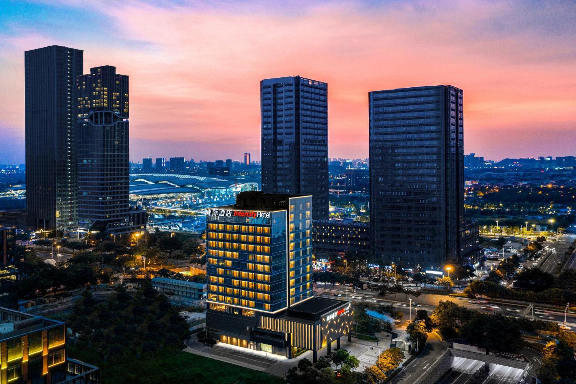 Intercity Hotel Guangzhou South Railway Station - Free Minibar Including Erdinger Weissbier מראה חיצוני תמונה